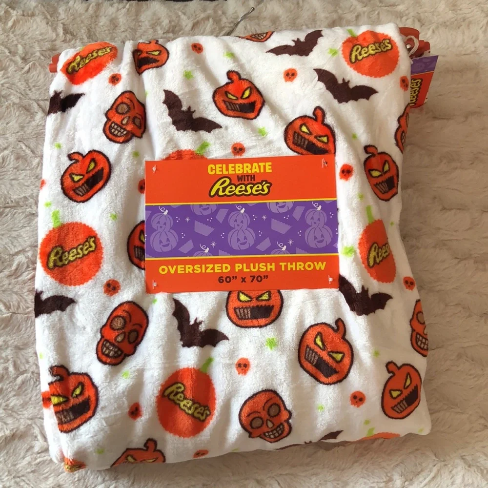 REESE’S Halloween Plush Throw Blanket - White with Orange Pumpkin Print